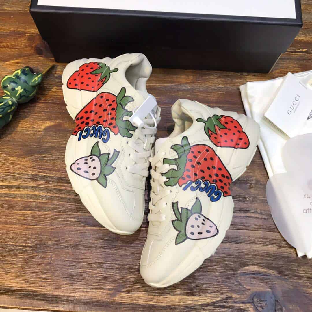 G*u*i rhyton sneaker with strawberry