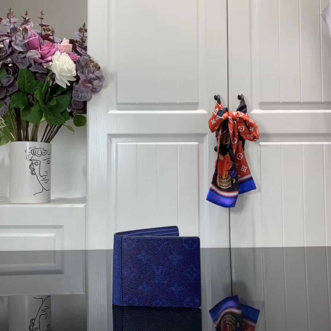 l0*is V*t0n blue multiple wallet