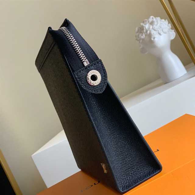 l0*is V*t0n pochette voyage taiga leather m30450