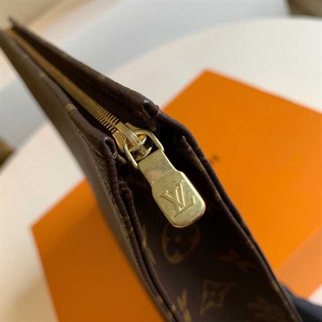 l0*is V*t0n toiletry pouch 26 epi monogram canvas m47542