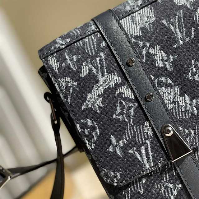 l0*is V*t0n trunk messenger monogram canvas m57282