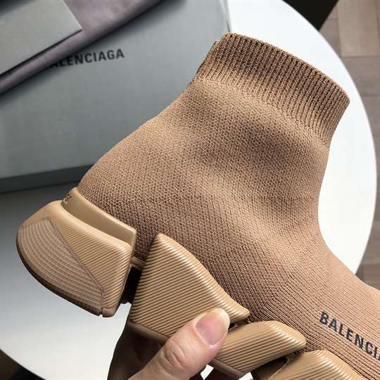 Ba*len*cia*ga men's speed 2.0 sneaker in begie - bb141