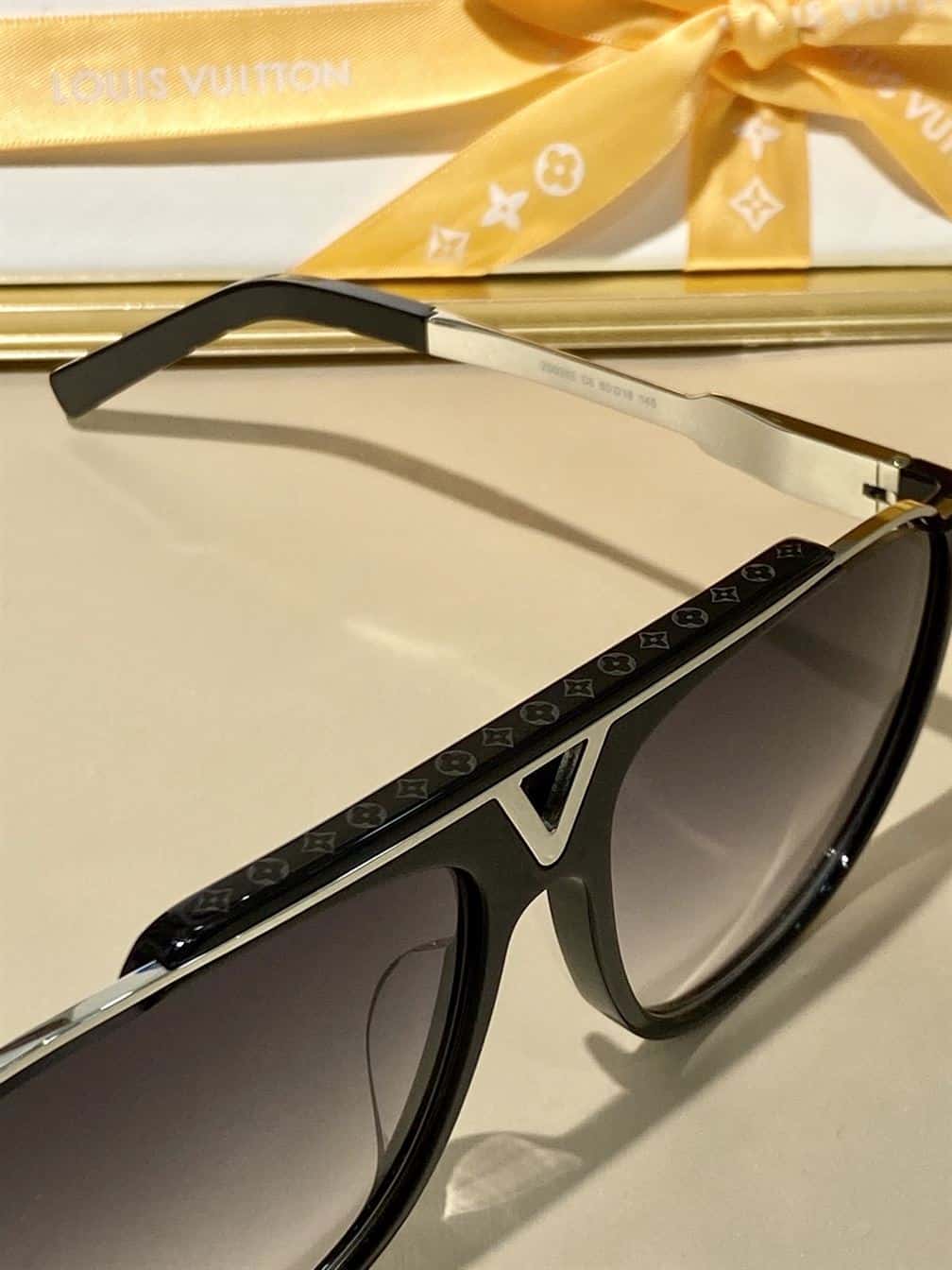 LV SUNGLASSES - GLVT06