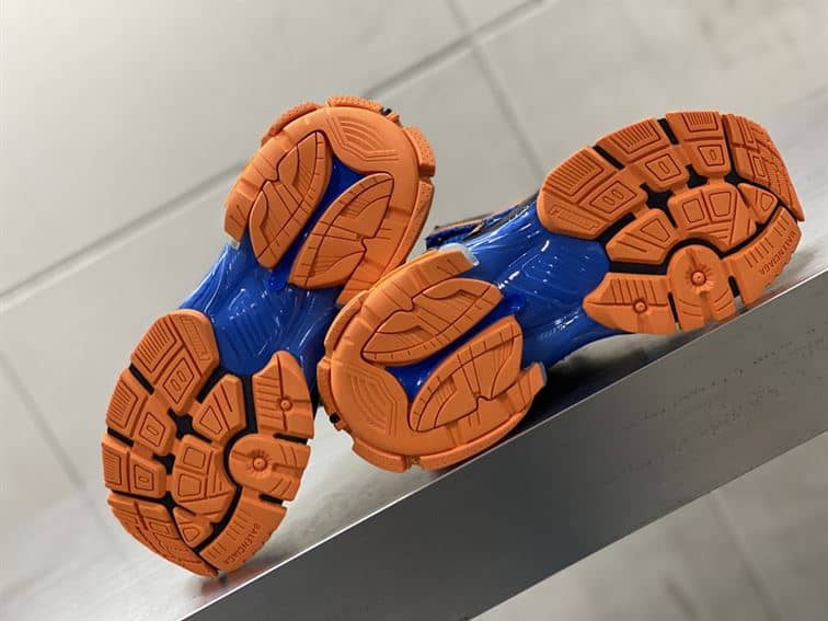 Ba*len*cia*ga men's runner trainers in blue - bb206