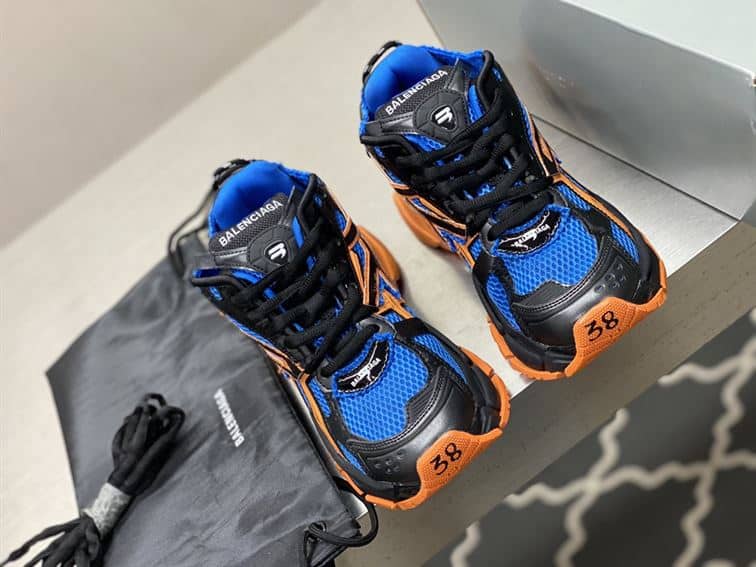 Ba*len*cia*ga men's runner trainers in blue - bb206