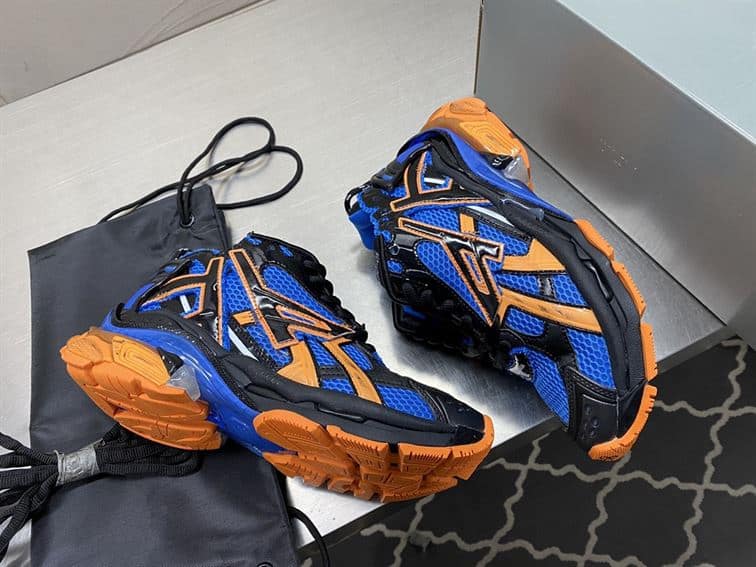 Ba*len*cia*ga men's runner trainers in blue - bb206