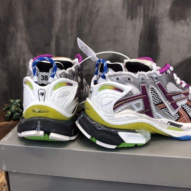 Ba*len*cia*ga men's runner trainers in grey - bb207