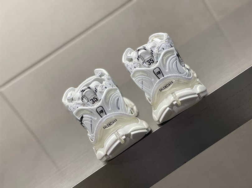 Ba*len*cia*ga men's runner graffiti trainers - bb218