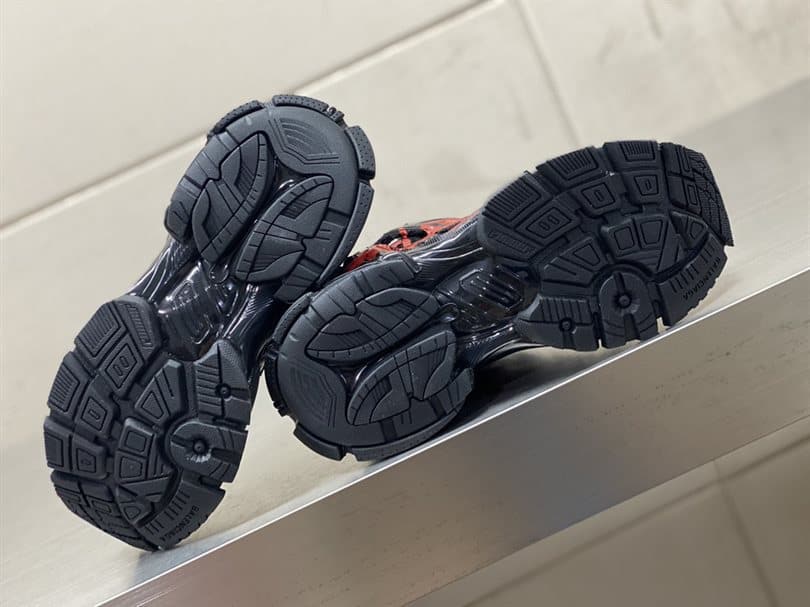 Ba*len*cia*ga men's runner graffiti trainers - bb219