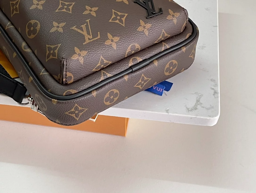 l0*is V*t0n avenue slingbag - lbv413