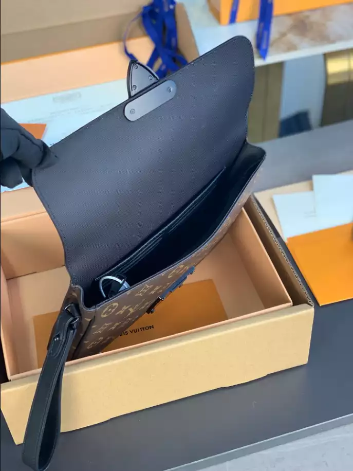 l0*is V*t0n s lock a4 pouch - lbv421