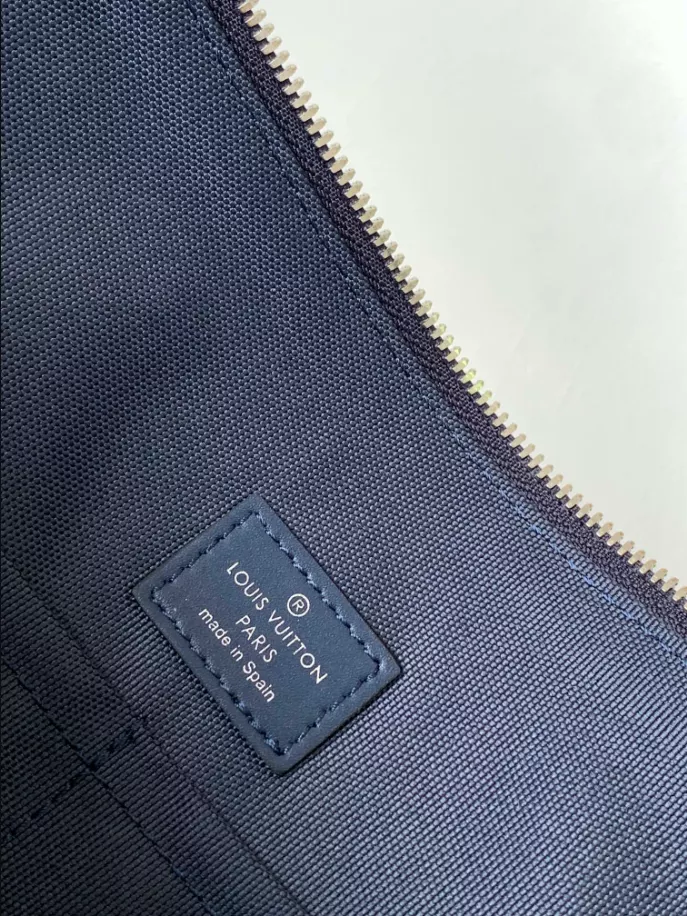 l0*is V*t0n takeoff briefcase - lbv393