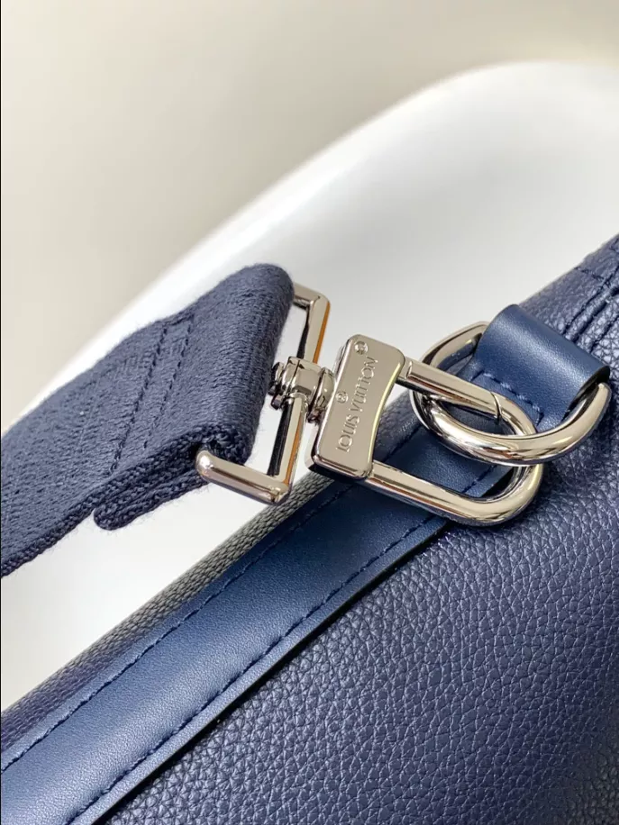 l0*is V*t0n takeoff briefcase - lbv393