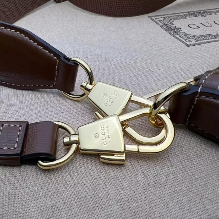 MESSENGER BAG WITH INTERLOCKING G - GBC062