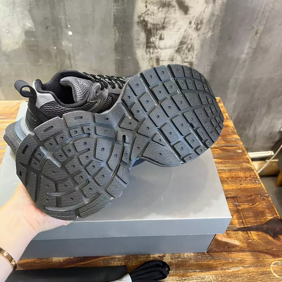 Ba*len*cia*ga men's 3xl sneaker in dark grey - bb229