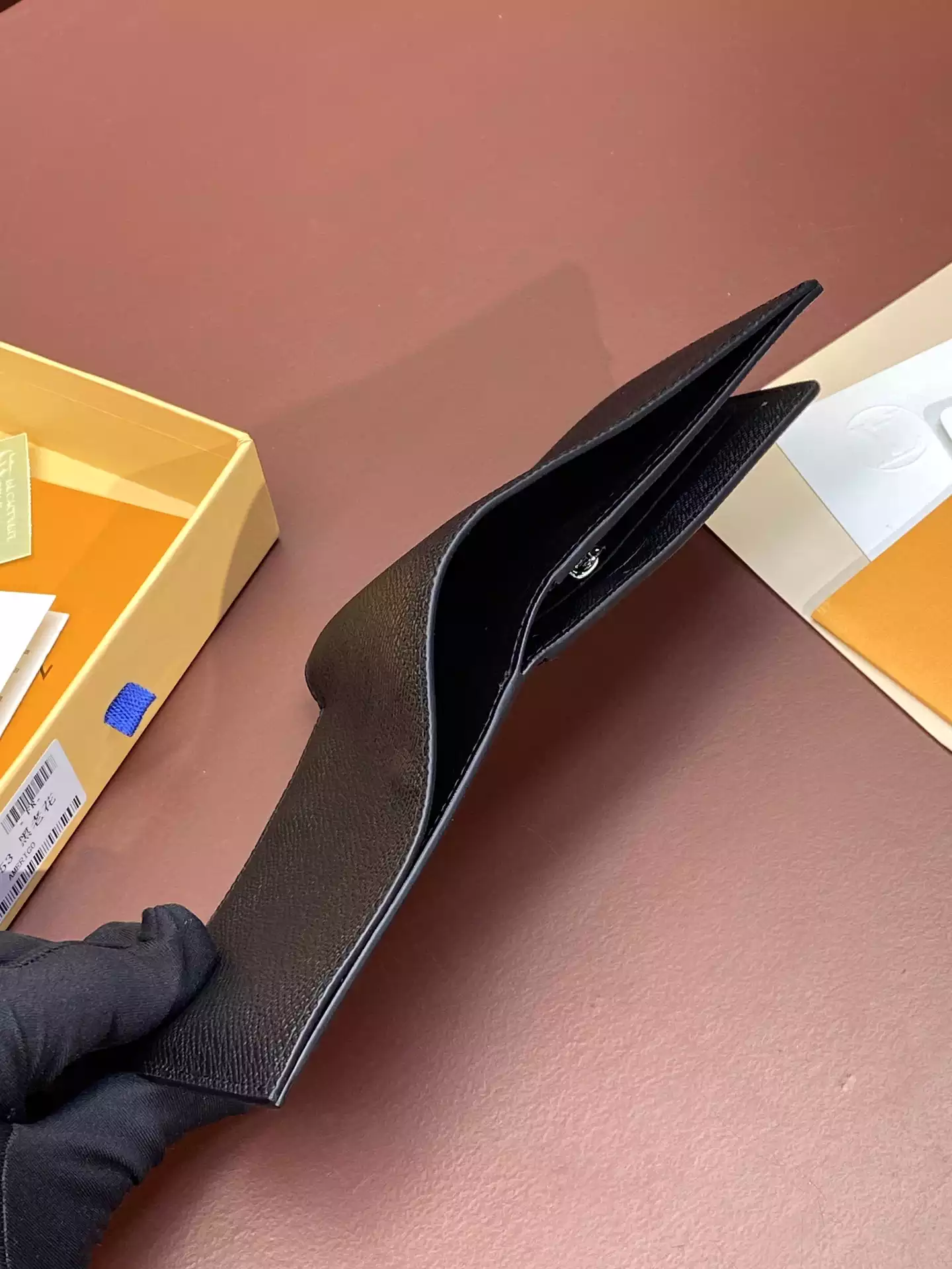 LV AMERIGO WALLET TAIGA LEATHER - RRG095