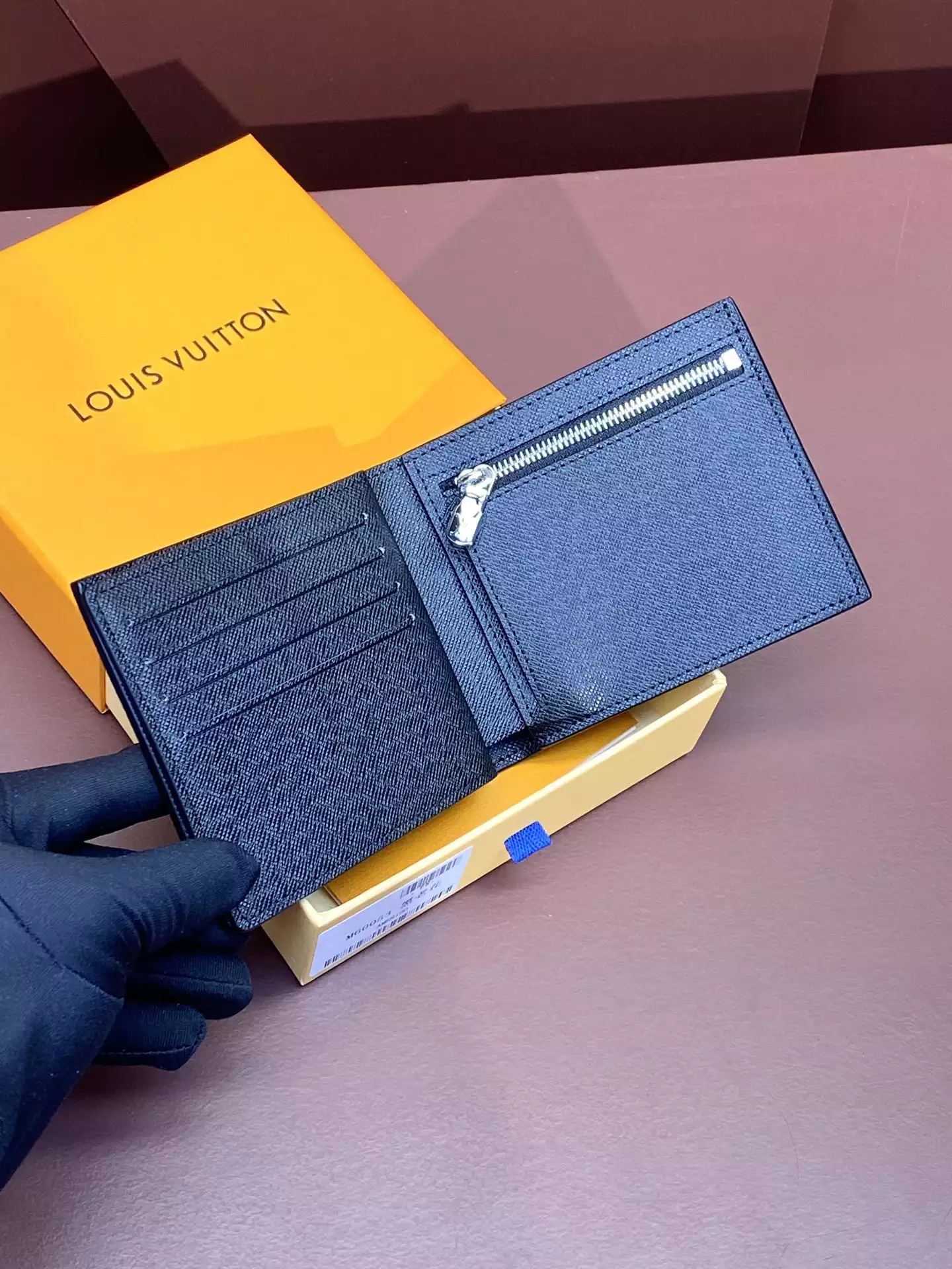 LV AMERIGO WALLET TAIGA LEATHER - RRG095