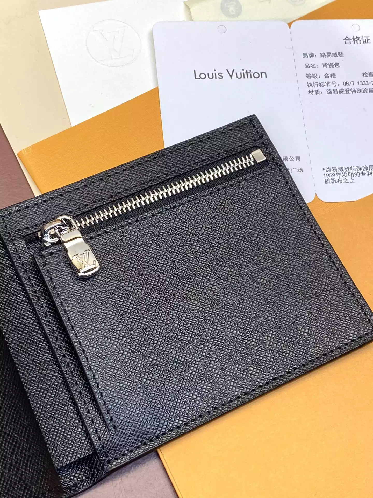 LV AMERIGO WALLET TAIGA LEATHER - RRG095