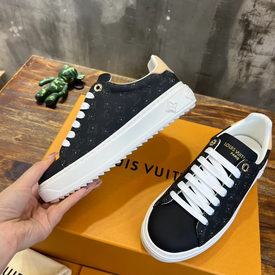 LV TIME OUT SNEAKER