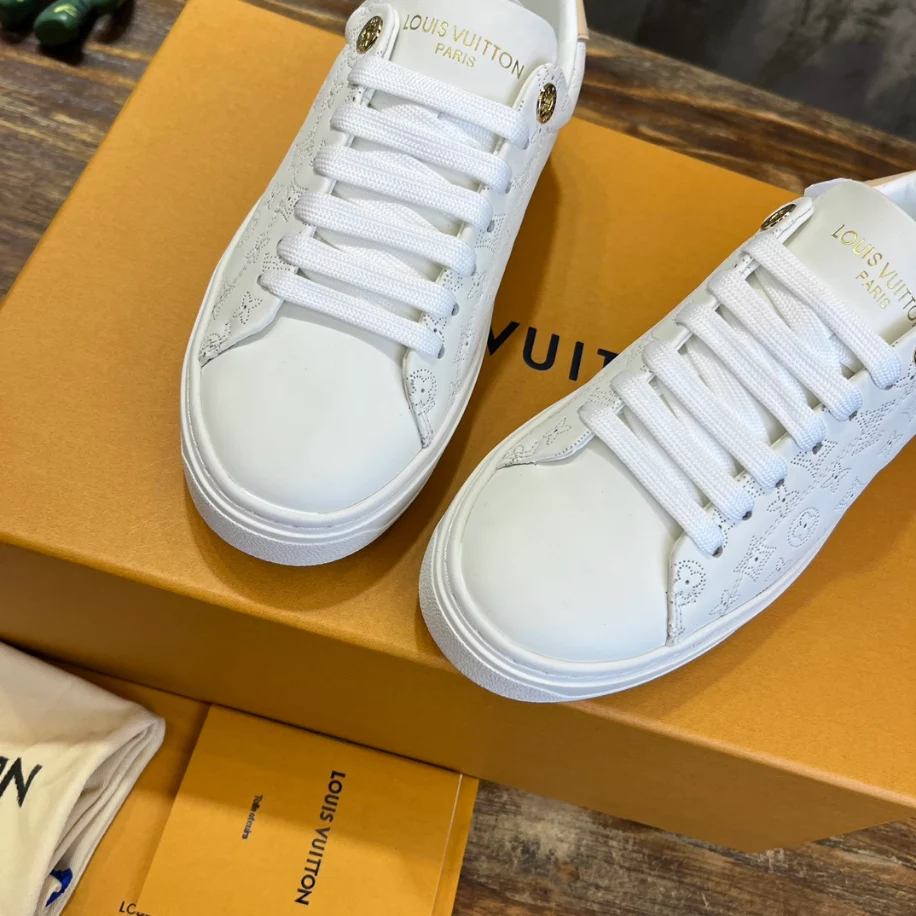 LV TIME OUT SNEAKER