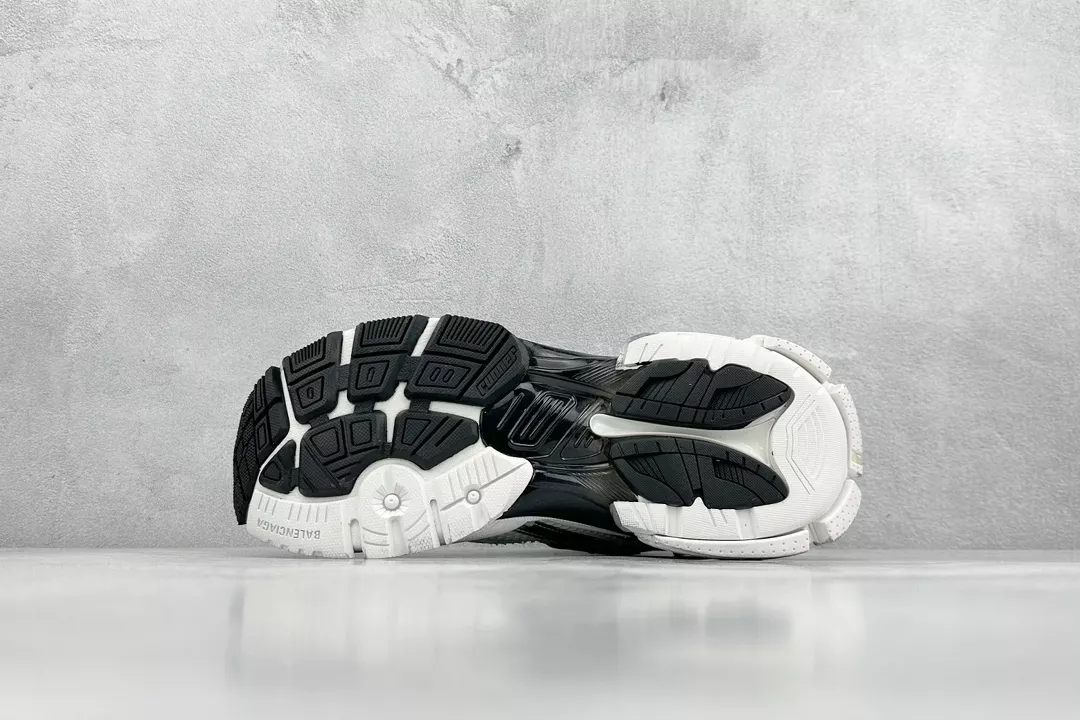 Ba*len*cia*ga runner gradient sneaker in white and black polyurethane and polyester - bb265