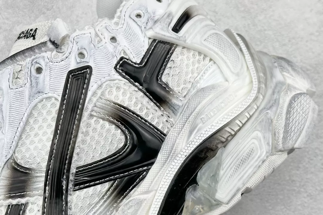 Ba*len*cia*ga runner gradient sneaker in white and black polyurethane and polyester - bb265