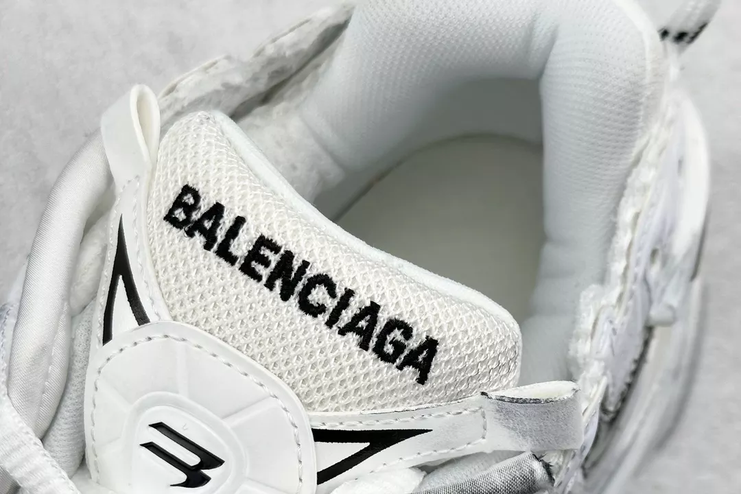 Ba*len*cia*ga runner gradient sneaker in white and black polyurethane and polyester - bb265