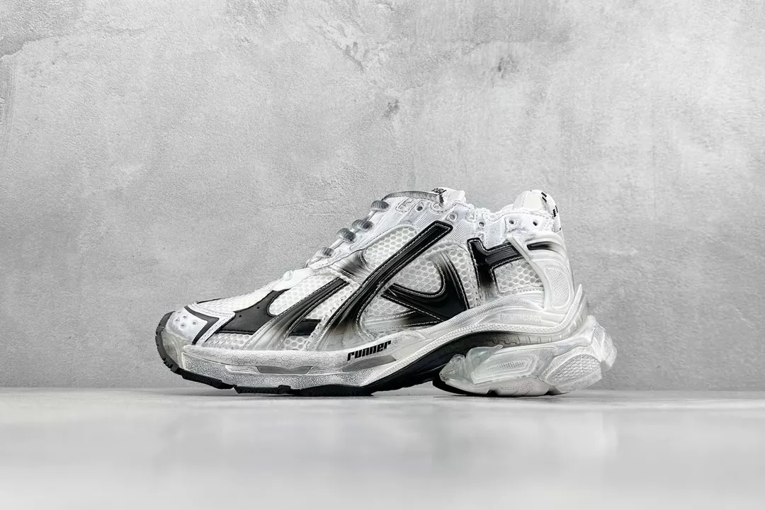 Ba*len*cia*ga runner gradient sneaker in white and black polyurethane and polyester - bb265