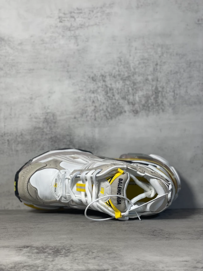 Ba*len*cia*ga runner sneaker in grey - bb263