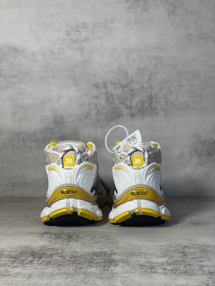 Ba*len*cia*ga runner sneaker in grey - bb263