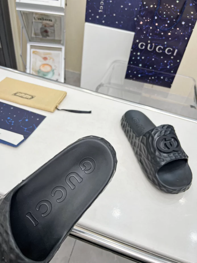 G*u*i men's interlocking g slide sandal - sdg022