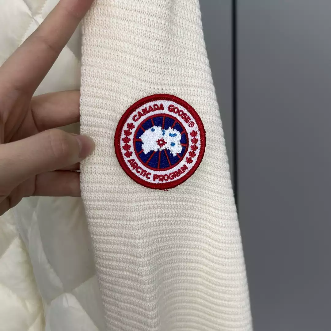 Can*a Go*e women's hybridge quilted knit hoody