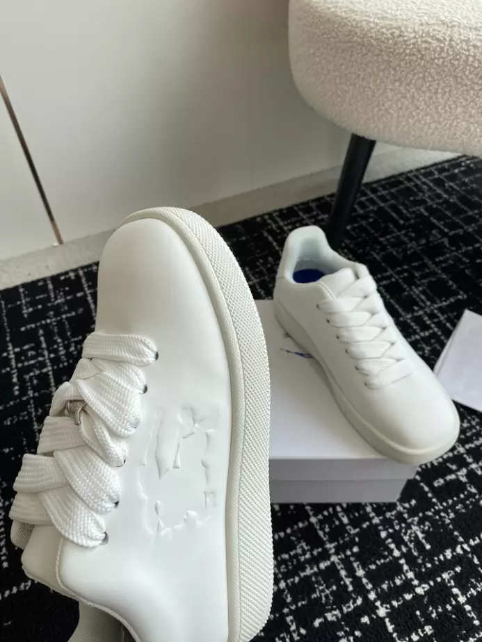 B**rry box logo-debossed leather sneakers - bbr096