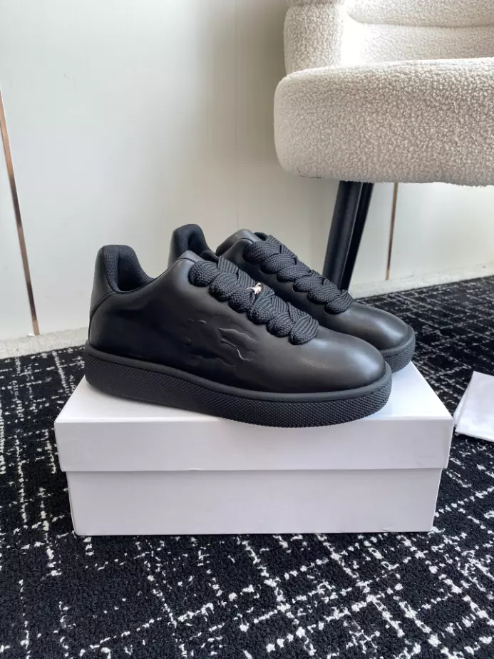 B**rry box logo-debossed leather sneakers - bbr097