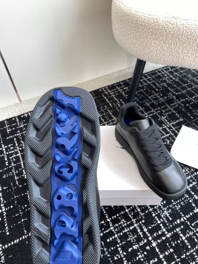 B**rry box logo-debossed leather sneakers - bbr097