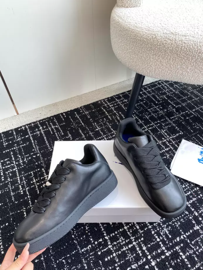 B**rry box logo-debossed leather sneakers - bbr097