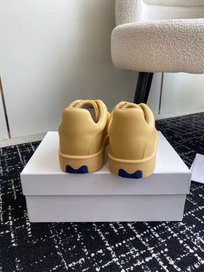 B**rry box logo-debossed leather sneakers - bbr098