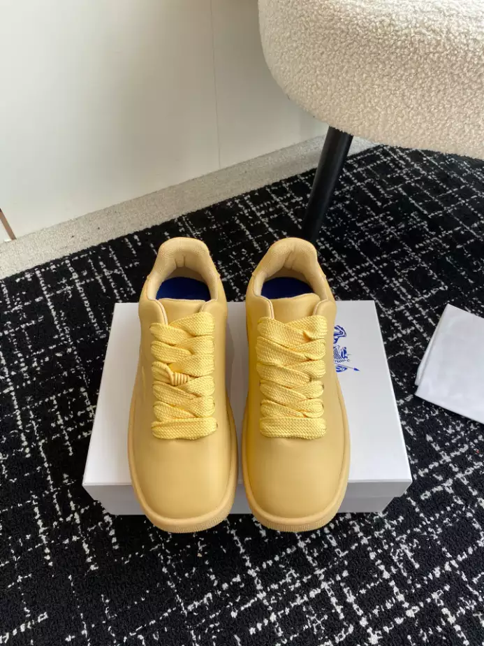 B**rry box logo-debossed leather sneakers - bbr098