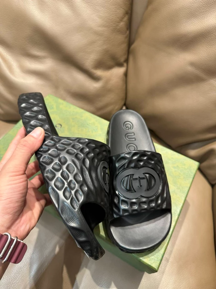 G*u*i men's interlocking g slide sandal - sdg023