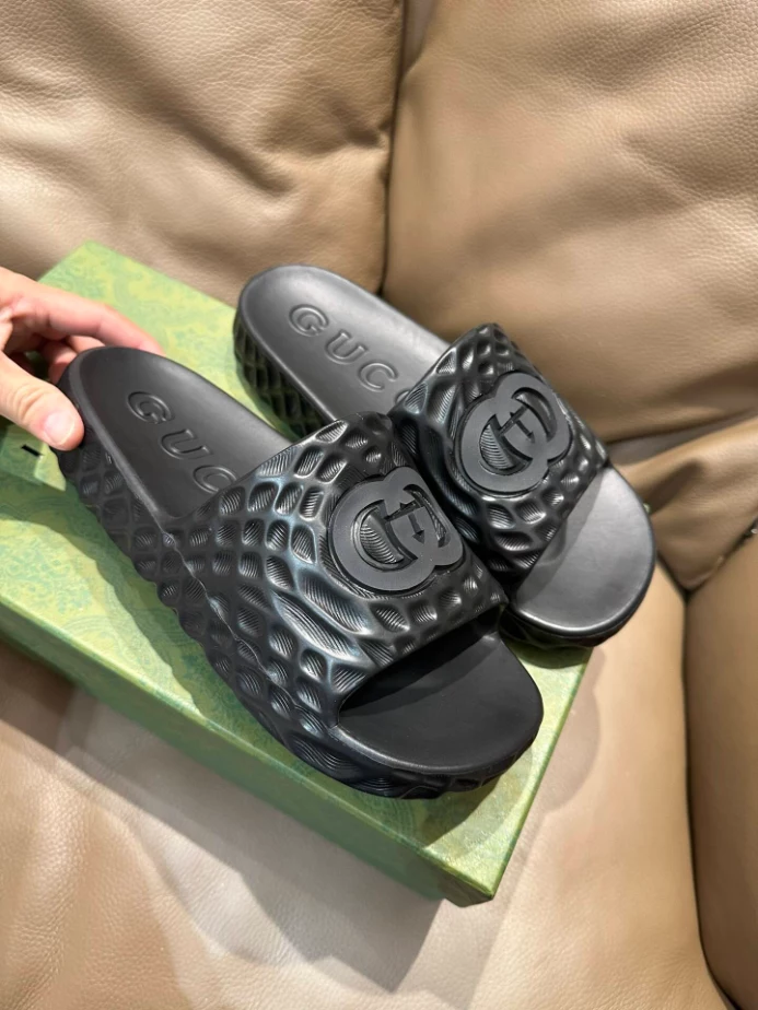 G*u*i men's interlocking g slide sandal - sdg023