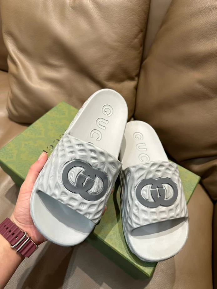 G*u*i men's interlocking g slide sandal - sdg024