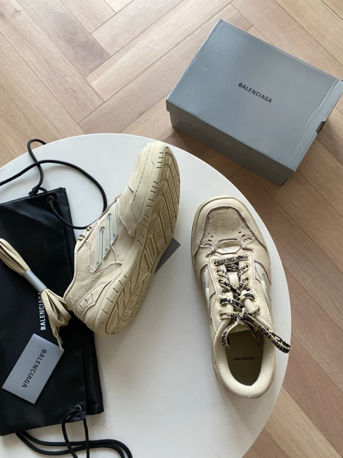 MEN'S HAMPTONS MEDIUM WORN-OUT SNEAKER IN OFF WHITE - BB280