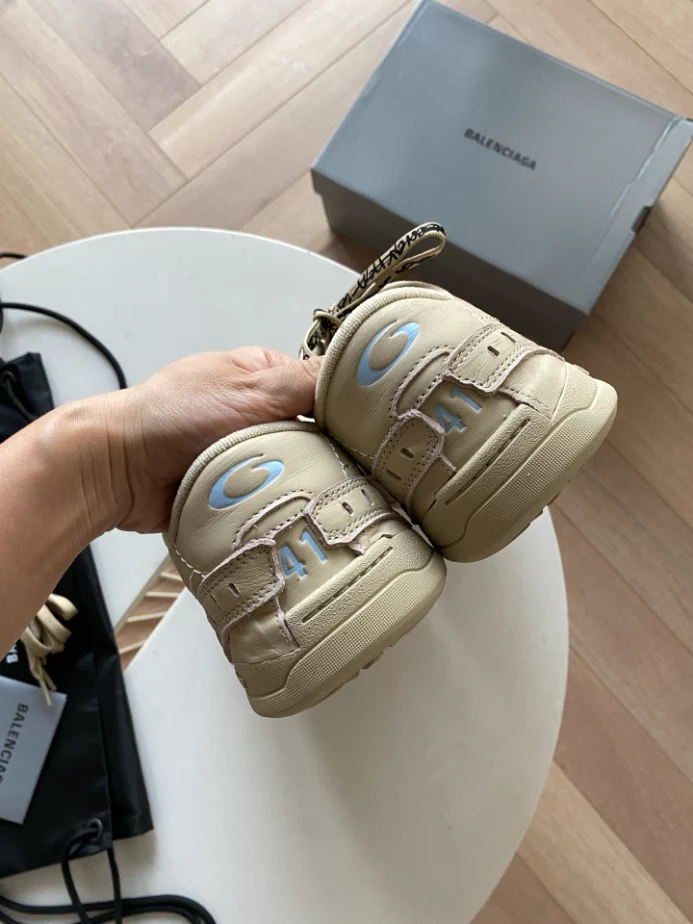 MEN'S HAMPTONS MEDIUM WORN-OUT SNEAKER IN OFF WHITE - BB280